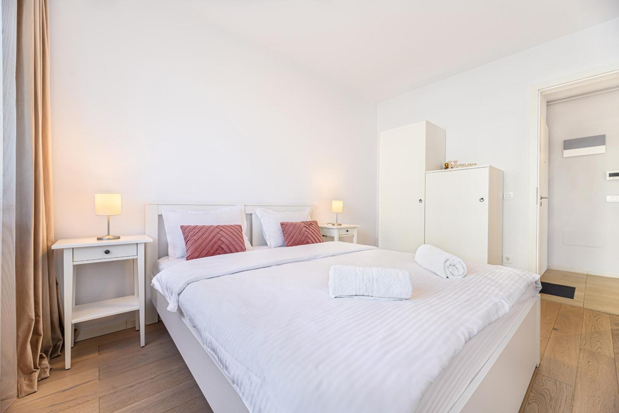 Jad - Luxury 3 Rooms & 2 Rooms Apartments In Kasper, Near Coresi Mall Braşov Eksteriør bilde