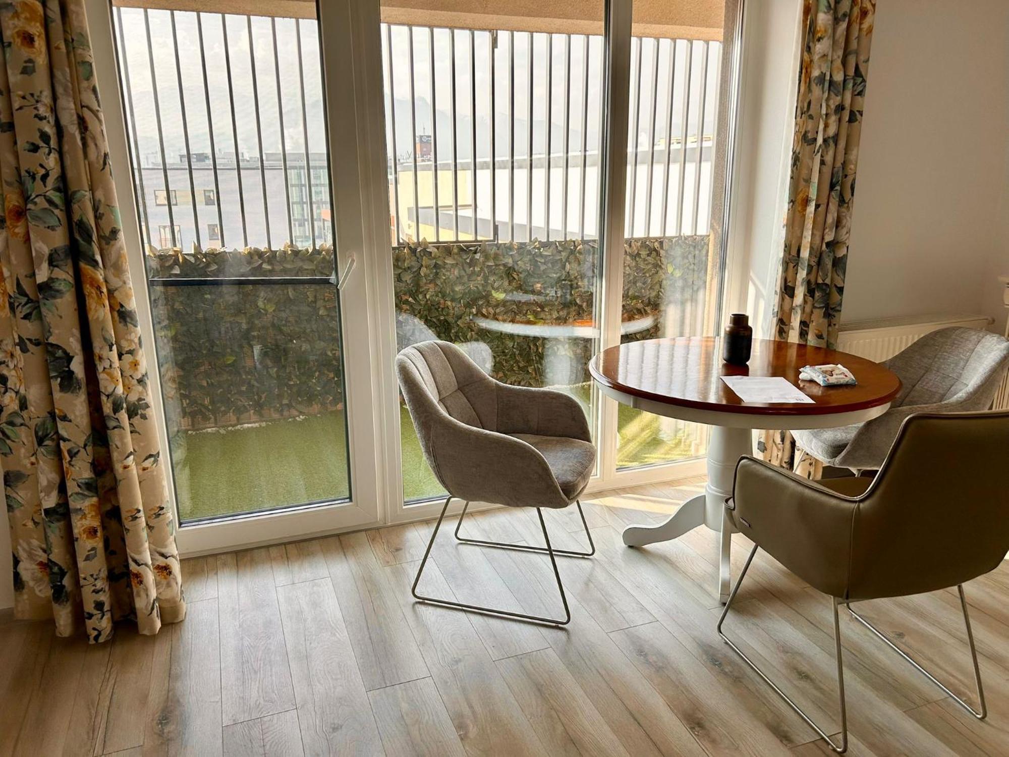 Jad - Luxury 3 Rooms & 2 Rooms Apartments In Kasper, Near Coresi Mall Braşov Eksteriør bilde